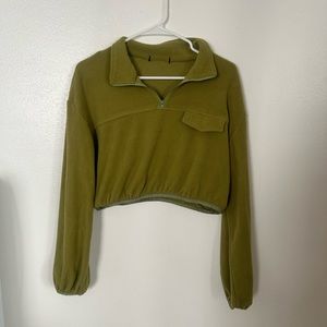 Green crop pullover 💚
